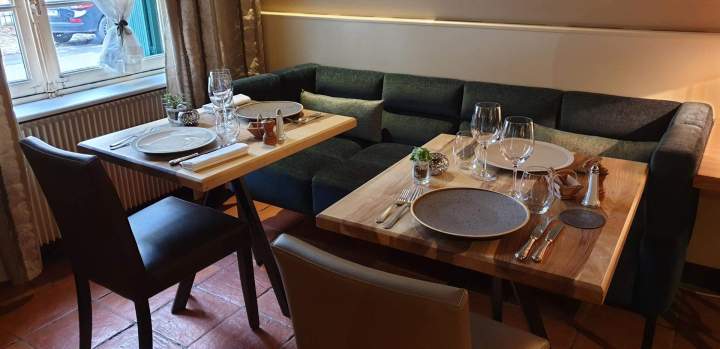 Tables intérieures restaurant Rochefort-en-Yvelines 