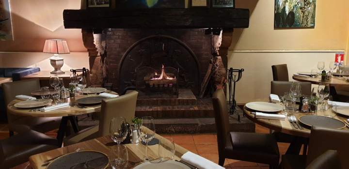 Un cadre intime avec cheminée pour vos dîner